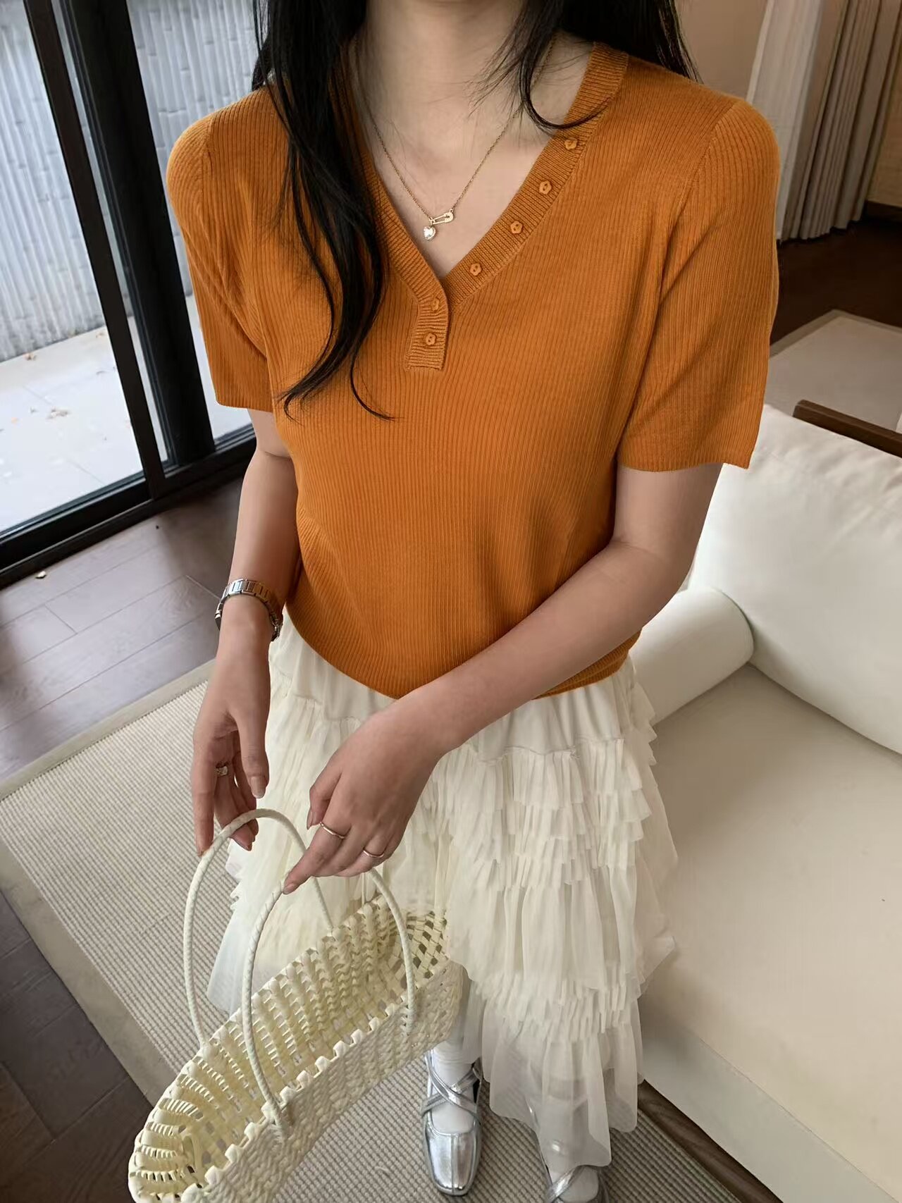 26春款V领纽扣装饰简约百搭短款短袖针织衫女修身显瘦打底衫8639