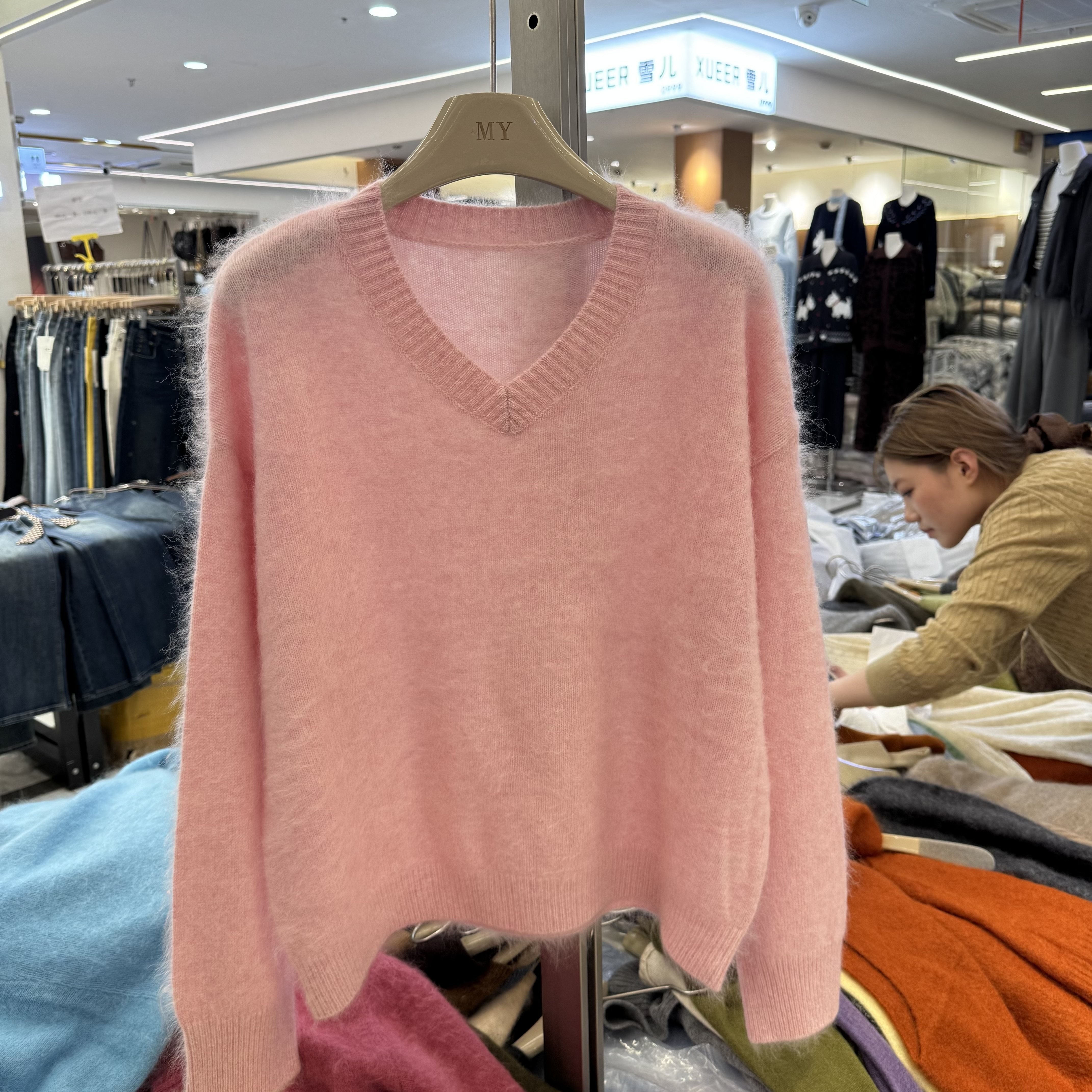 韩系秋装时尚V领长袖毛茸茸针织衫拉毛柔软韩系宽松毛衣女166135