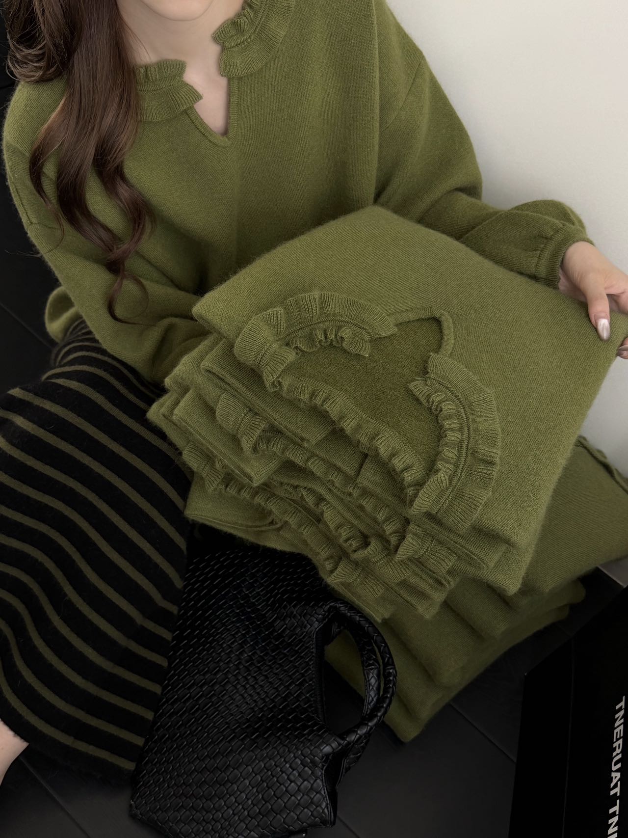 韩系温柔风羊毛蜜熊绒软糯木耳边V领针织衫女慵懒显瘦毛衣25秋冬