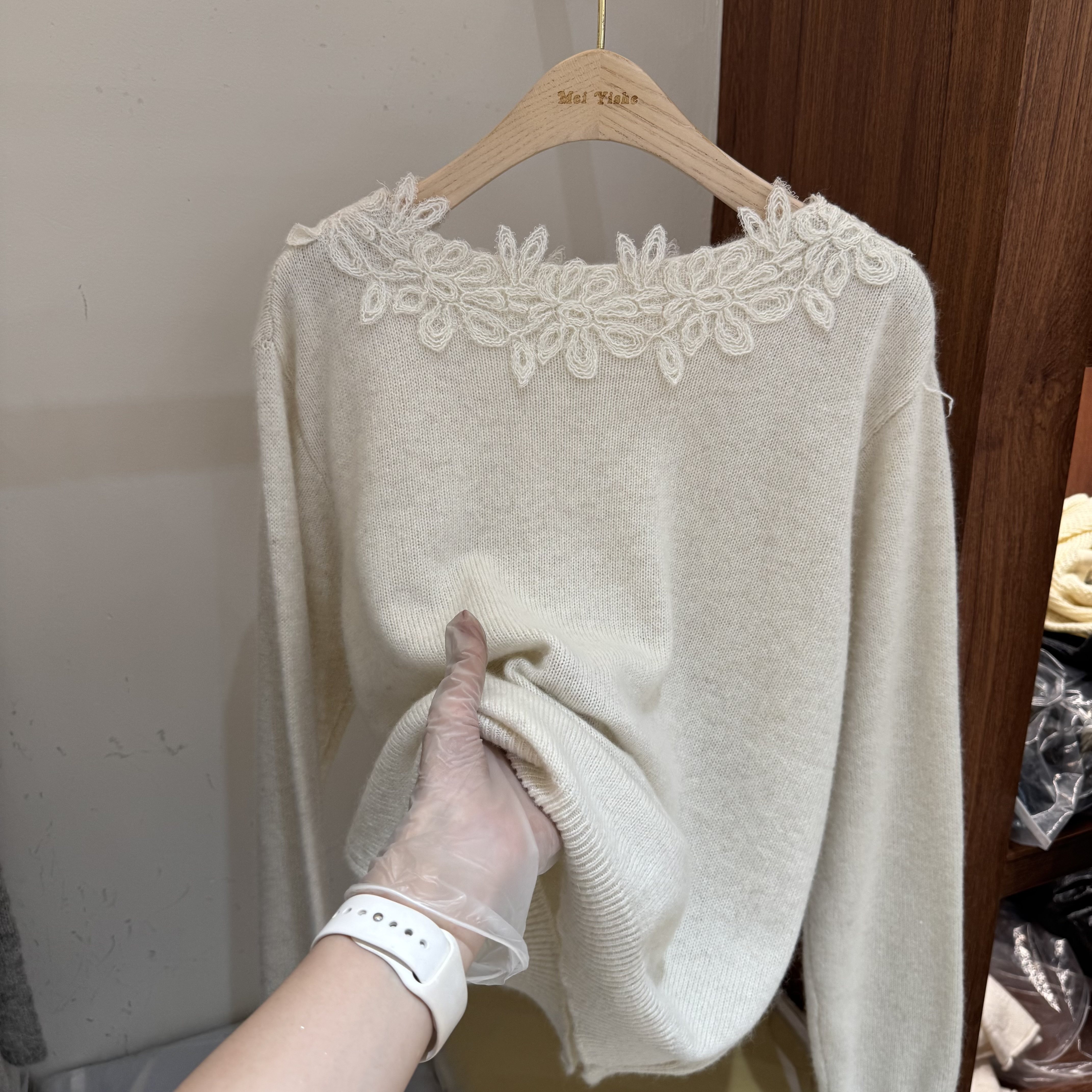温柔风蕾丝钩花露肩斜领羊毛混纺长袖针织衫女洋气百搭显瘦毛衣潮