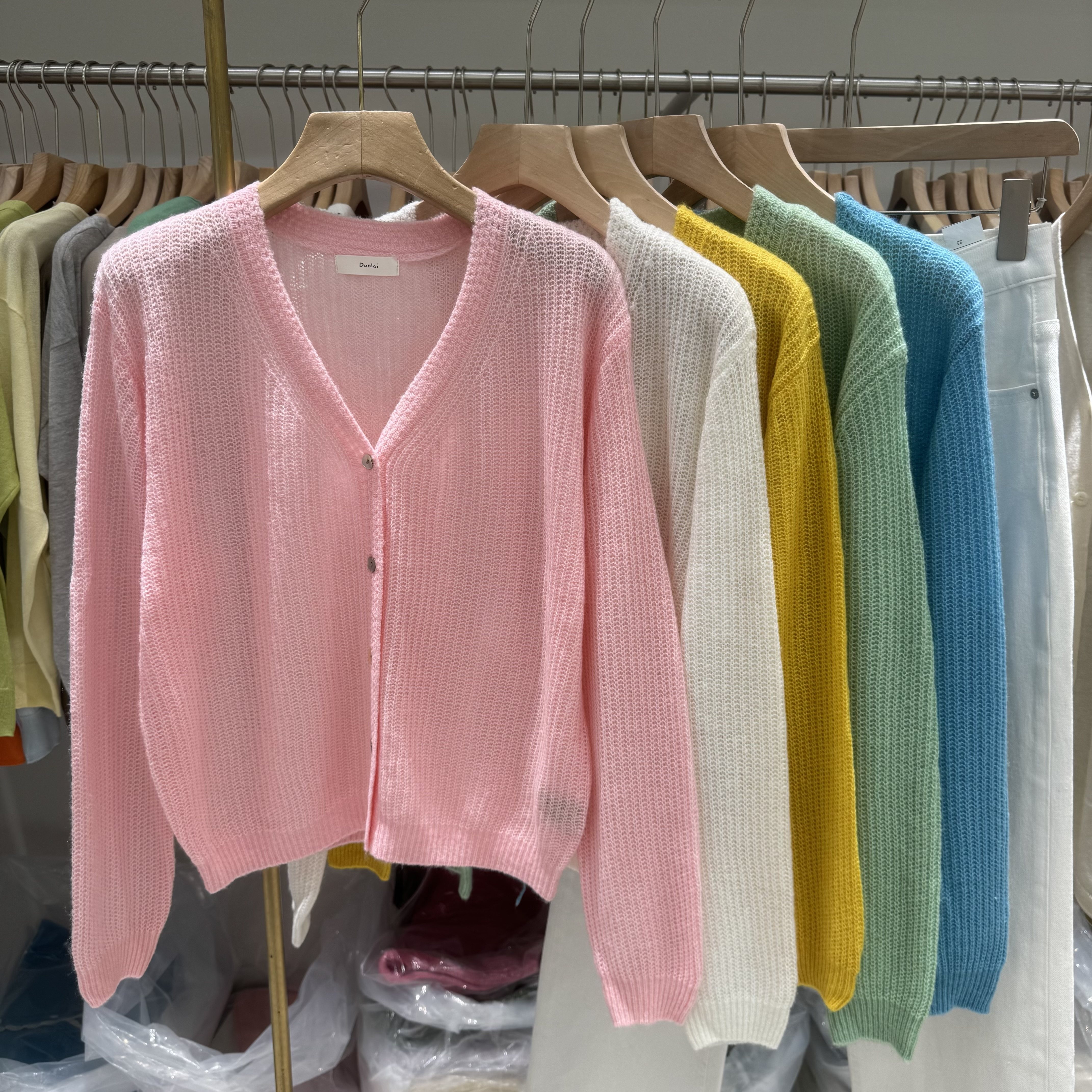 简约风V领针织开衫女2026春秋新款薄款糖果色显瘦百搭纽扣毛衣