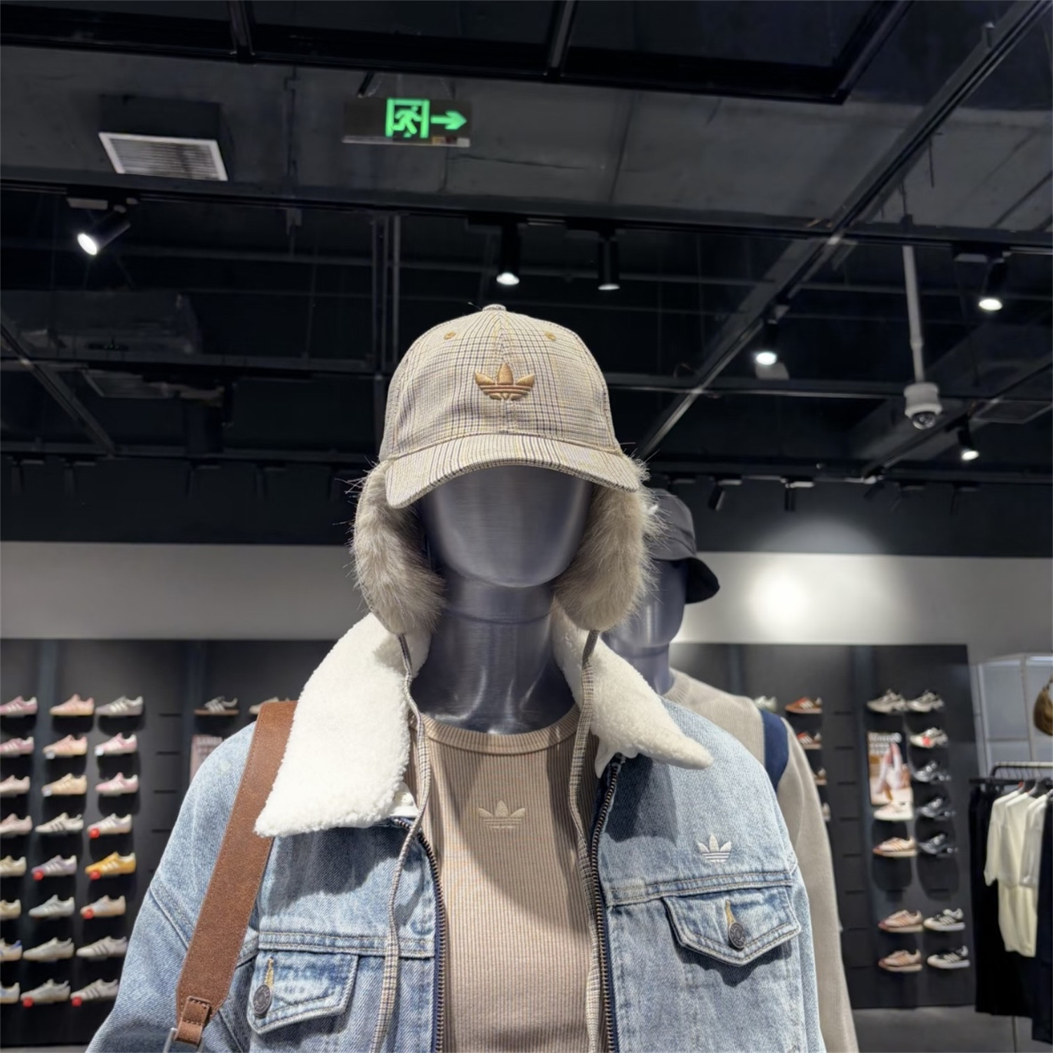 Adidas三叶草 女子运动休闲潮流格纹人造毛绒护耳保暖帽子 IA8904