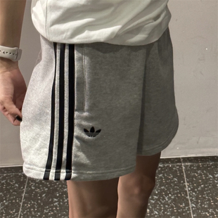 Adidas三叶草 女子运动休闲潮流经典三条纹针织宽松短裤 JW7399