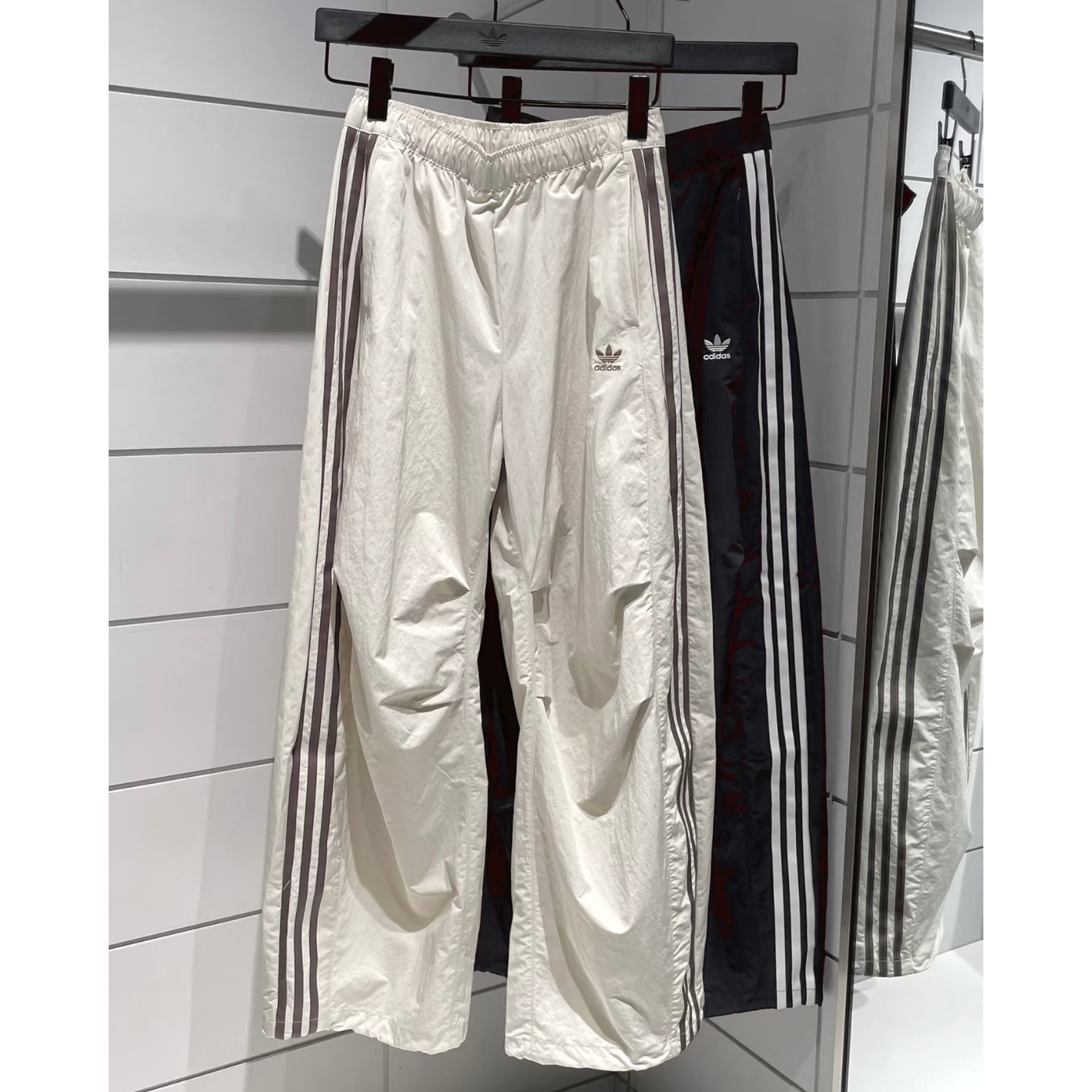 Adidas三叶草 女子运动潮流侧拉链三条纹宽松长裤 KS3324 KS3325