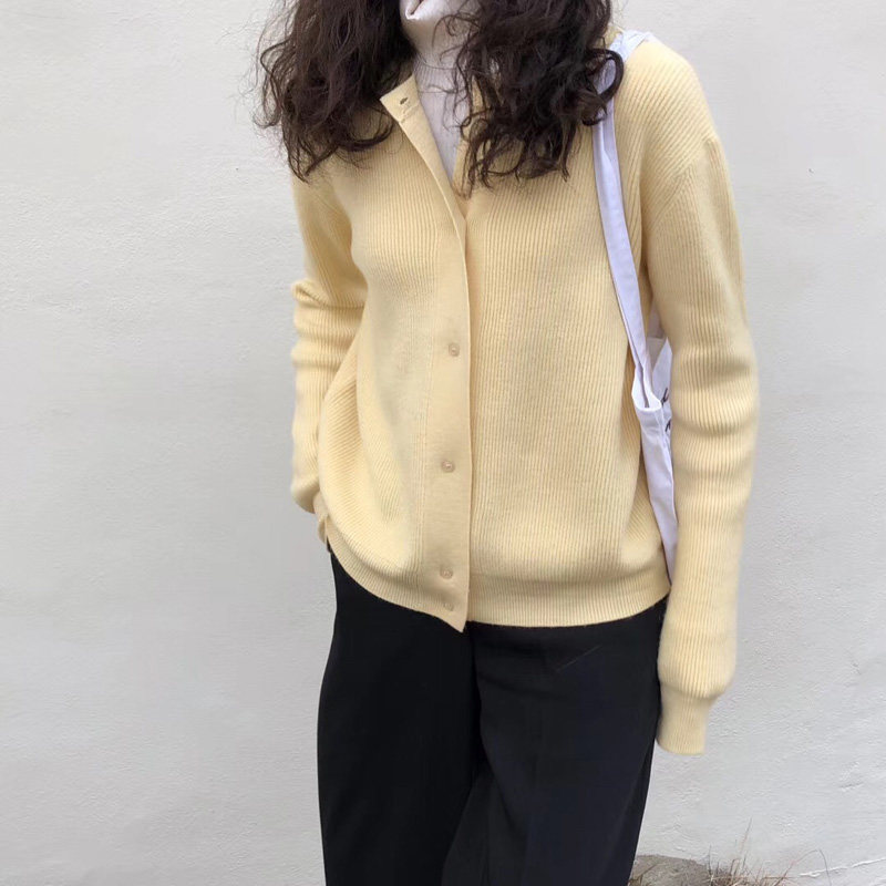 ins温柔小鸡黄针织开衫女韩版秋冬软糯圆领单排扣鹅黄色毛衣外套 - 实物图
