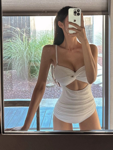 泳衣女性感白色吊带连体三角小胸聚拢日系温泉高级感显瘦遮肚泳装