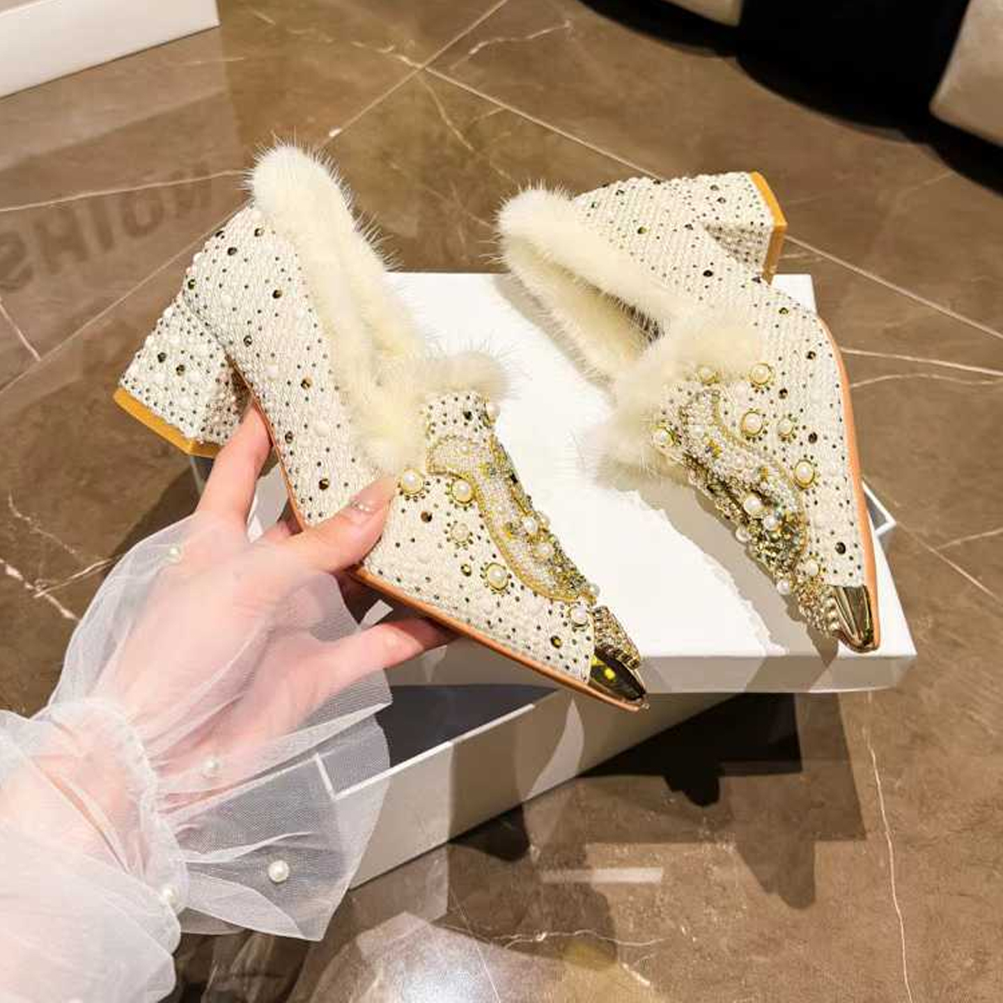 水钻尖头包头粗跟中跟水貂毛单鞋