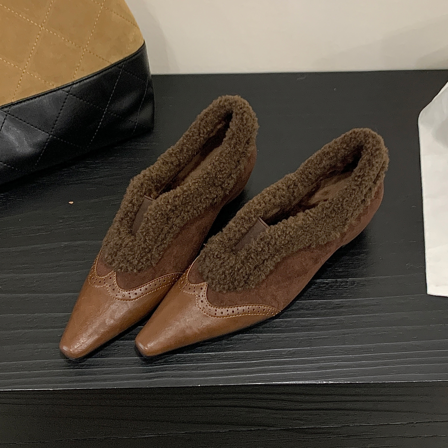 尖头羊羔毛雕花内增高中跟法式鞋