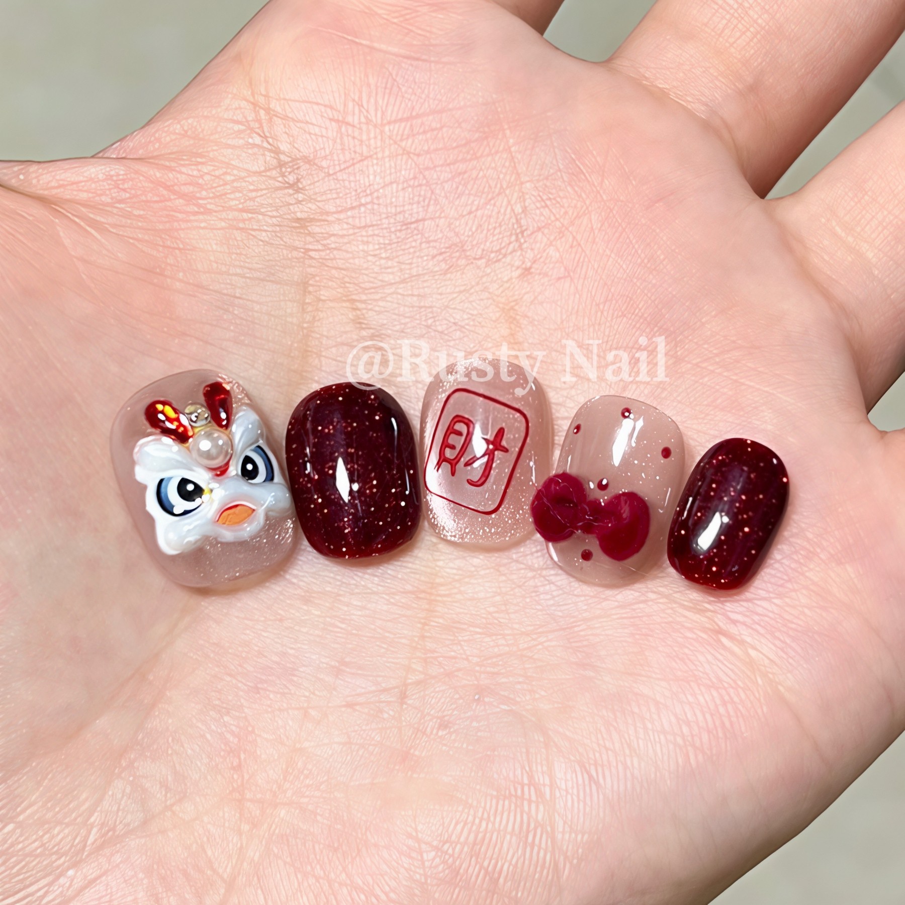 【发财醒狮】新年红色招财猫眼手工穿戴甲短款显白高级感美甲贴片,彩妆/香水/美妆工具,穿戴甲/甲片,淘宝优惠券,粉丝福利购,淘宝优惠卷