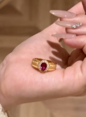 拉丝工艺红宝石鸽子蛋戒指重工高级感复古彩钻宽面金色戒指