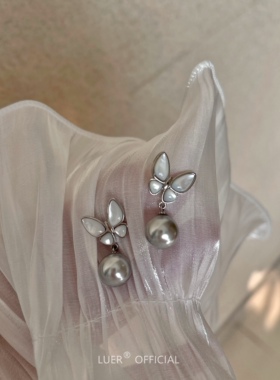 轻奢!天然白母贝进口施家强光珍珠通体S925纯银蝴蝶耳钉耳环精品