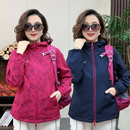 春秋软壳衣女双面穿连帽外套妈妈装旅游户外休闲防泼防风薄冲锋衣