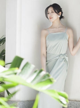 之既2023ss《飘》浅绿色吊带伴娘服晚礼服缎面中长款矮个子高级感