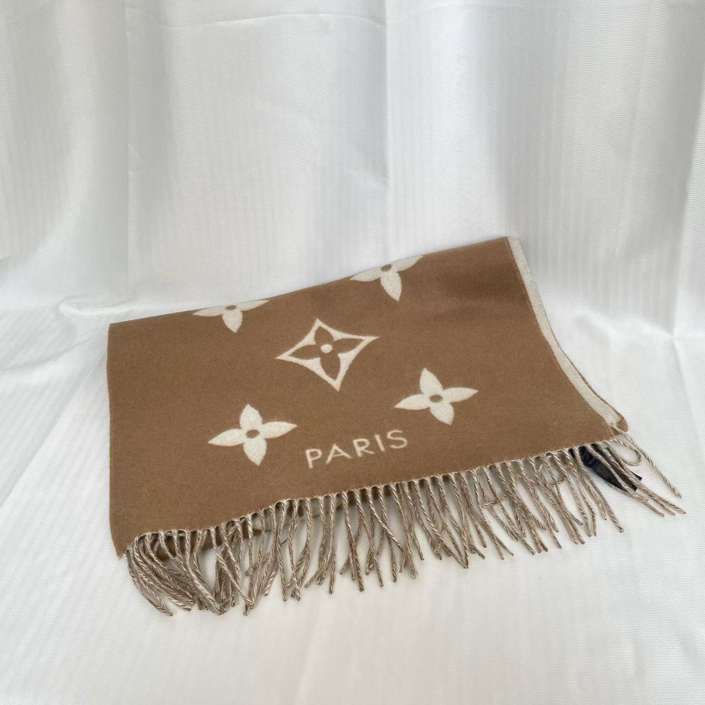 lv 奶茶色双面羊绒围巾