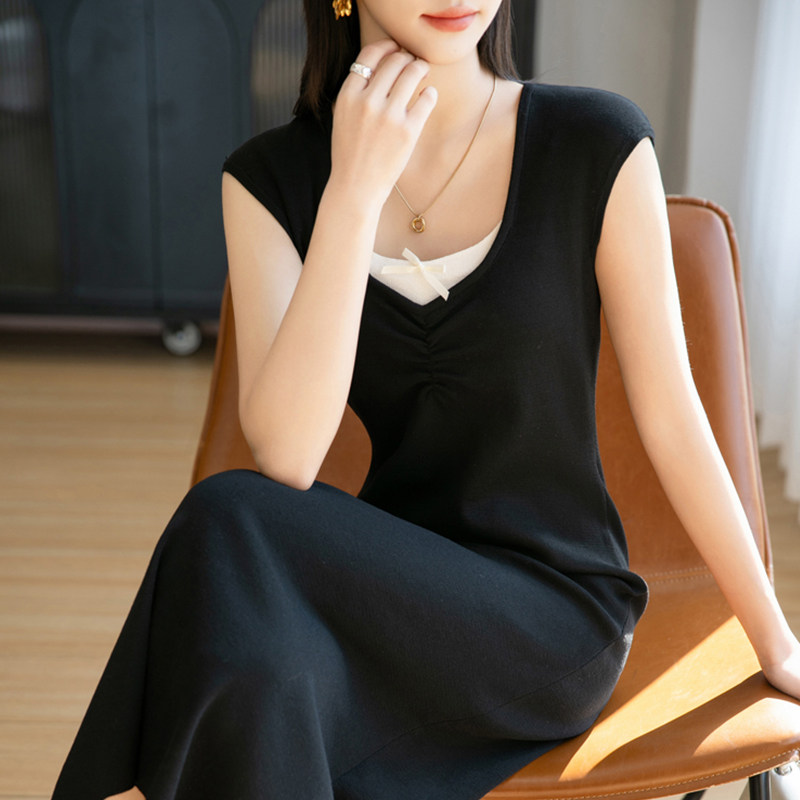 高端设计感大码连衣裙女黑白条纹中长款无袖宽松V领冰丝针织A字裙