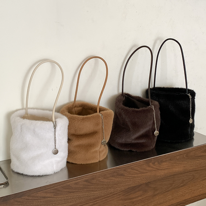 韩版小众设计慵懒风毛绒水桶包