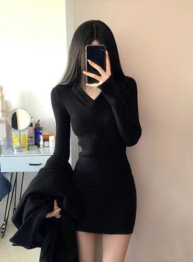 V领秋冬包臀纯欲甜辣风黑色短裙裙子女款针织加绒连衣裙都市风