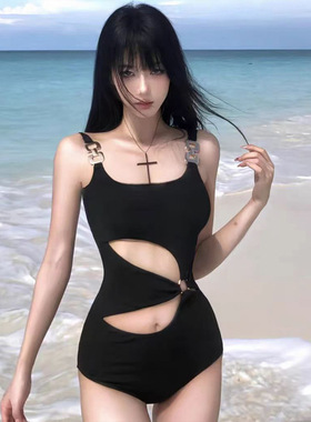2026新款黑色性感网红风镂空泡温泉小胸聚拢辣妹连体度假风泳衣女