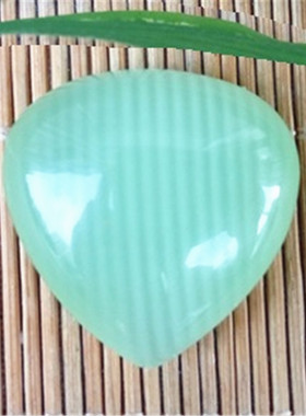 天然心形绿纹石吊坠珍藏品