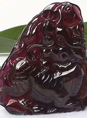 天然玫红石榴石麒麟吊坠