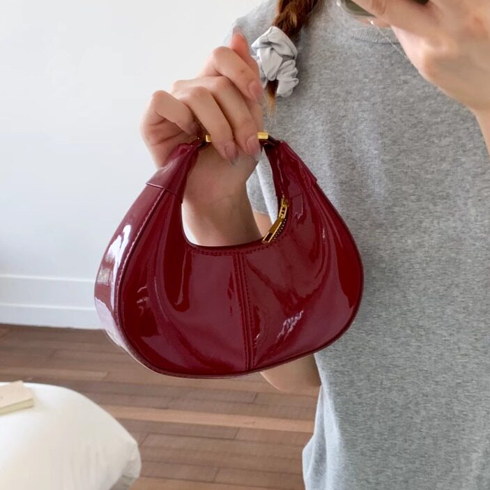 高级感时尚漆皮新月包女2025新款洋气小众手提斜挎包复古通勤小包