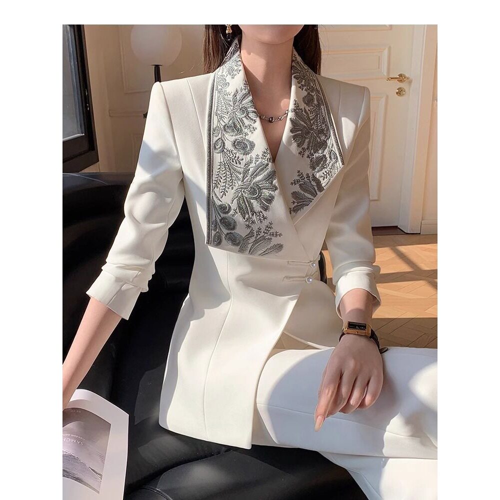 新中式国风套装女2026春秋新款精致刺绣高定盘扣西装白色喇叭裤