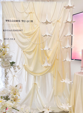 结婚户外布置奶油白褶皱挂布庭院迎宾区晨袍拍照背景装饰简单大气