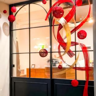 新年装饰竹编竹排店铺橱窗门口前台红色丝绒球氛围感挂饰场景布置