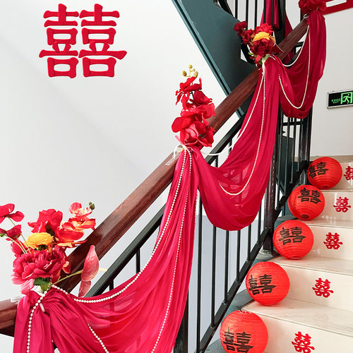 玫红色楼梯扶手阳台装饰结婚布置