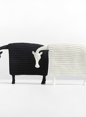 一款富有设计感的马造型摆件