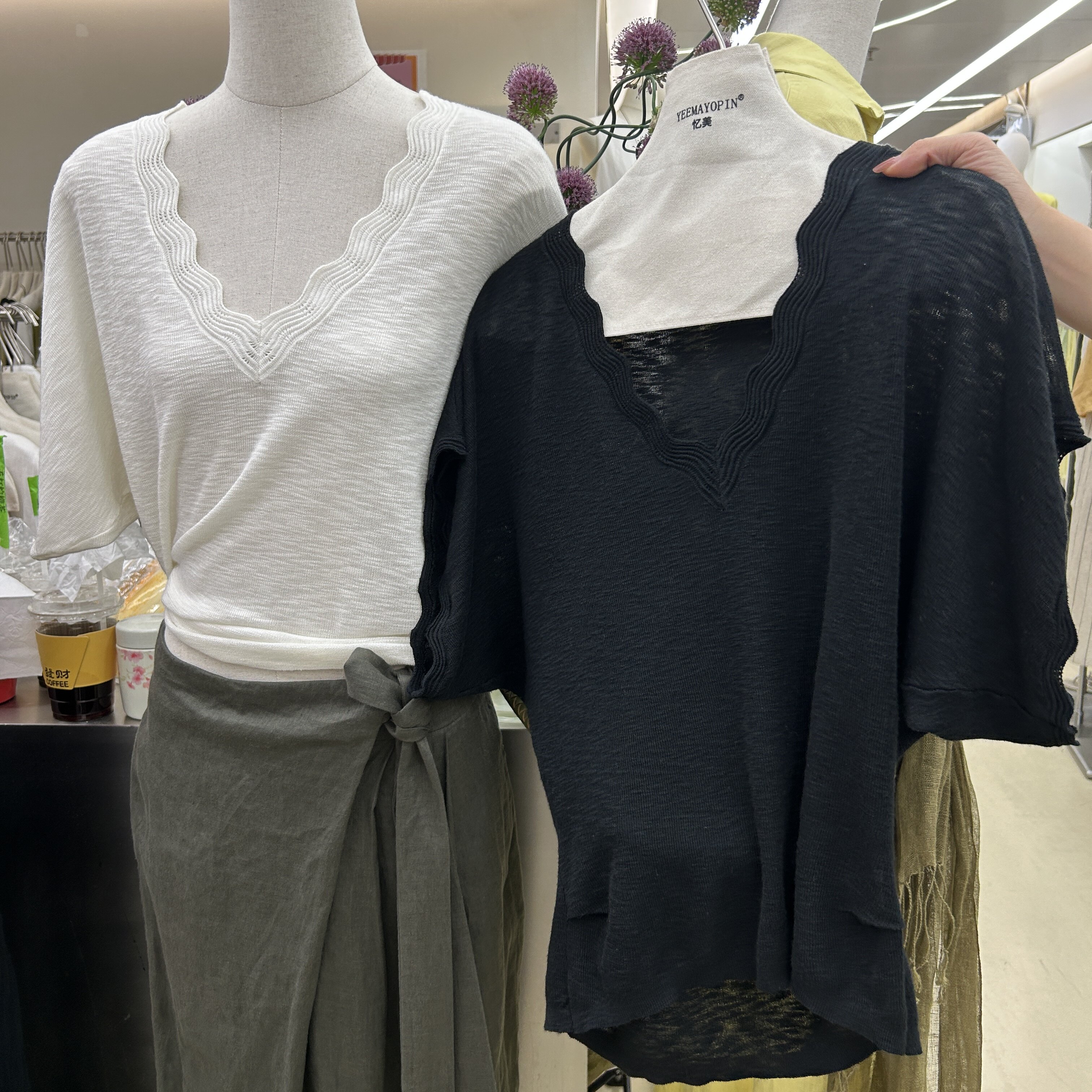 欧洲站2026夏季新款时尚V领短袖T恤女花边宽松显瘦设计感上衣潮