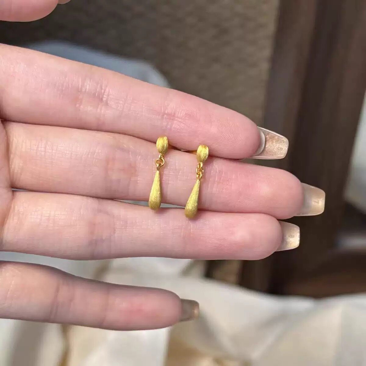 小水滴耳钉女沙金仿真黄金流苏2026新款轻奢感日常百搭耳环耳饰品