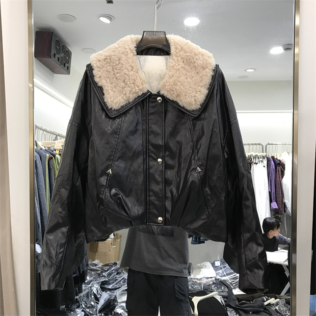 MSSQ大翻领短款PU皮羽绒服女2025冬季高级感保暖加厚90白鸭绒外套