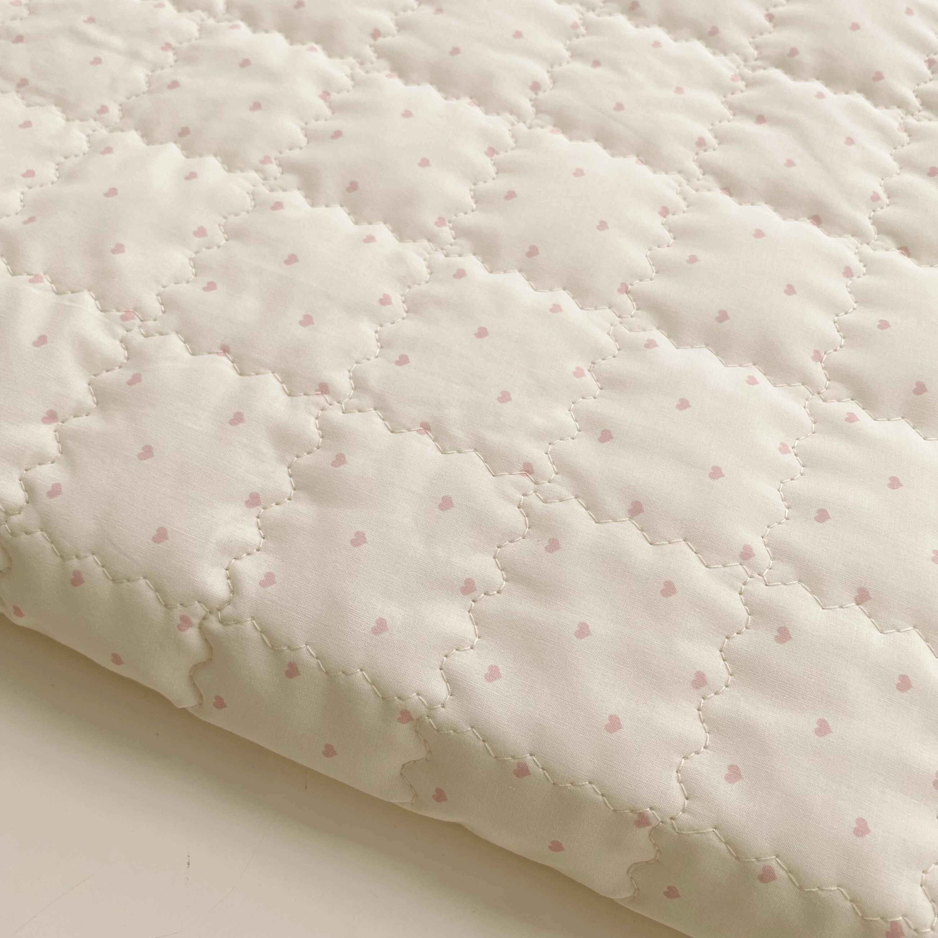 淡黄底爱心波浪方格绗棉包包棉衣餐垫坐垫家居宠物衣服手作面料