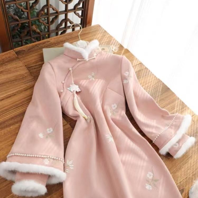 粉色冬季旗袍女加绒加厚国风新中式改良年轻款连衣裙斗篷披肩套装