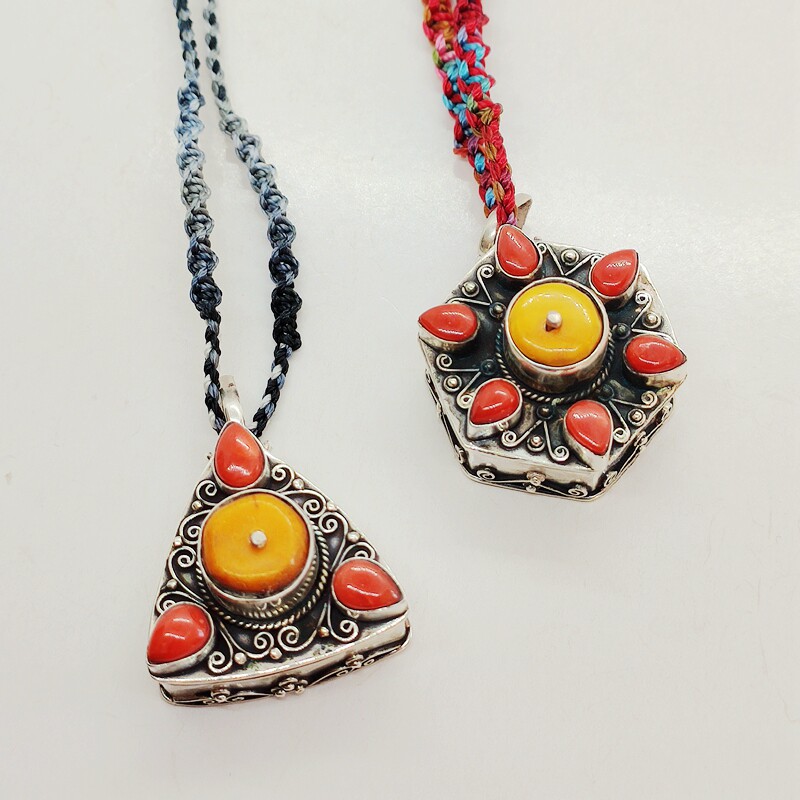 复古纯银镶嵌天然蜜蜡嘎乌盒项链可打开吊坠已装藏西藏蒙古银饰品