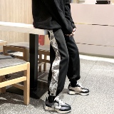 黑色