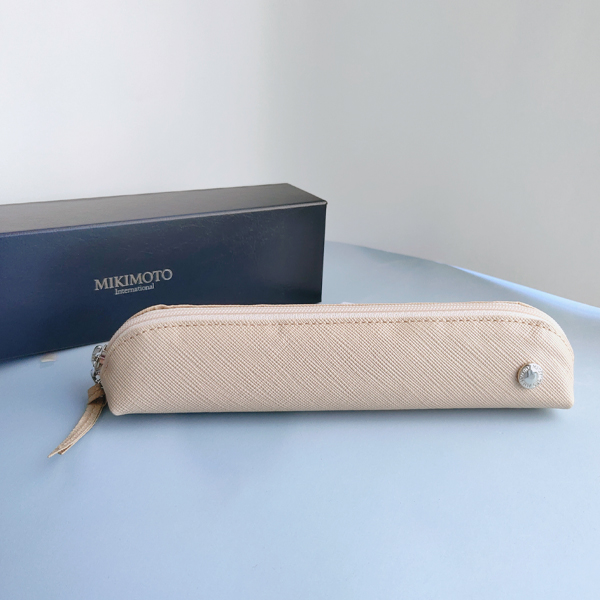 日本制MIKIMOTO御木本牛皮简约笔袋纯色米色金属logo拉链现货礼盒