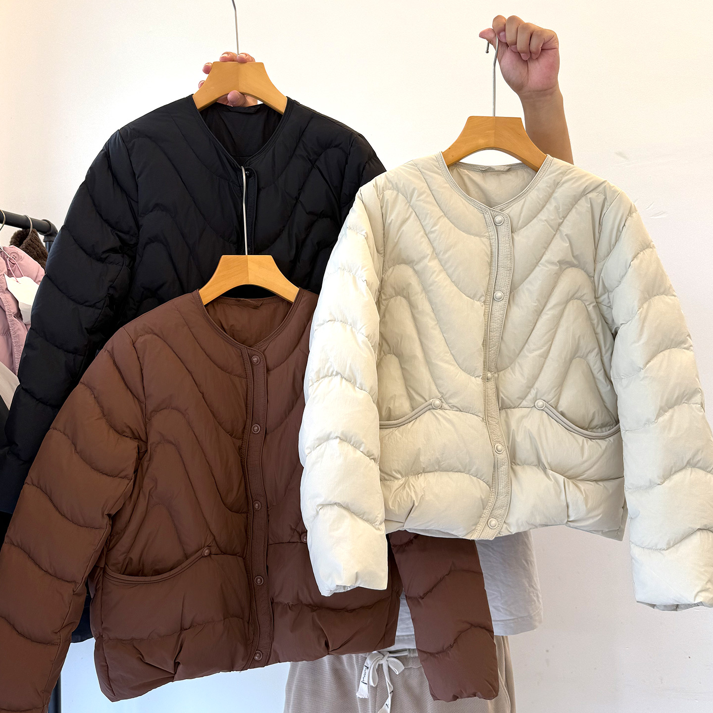 时尚轻薄款短款圆领羽绒服