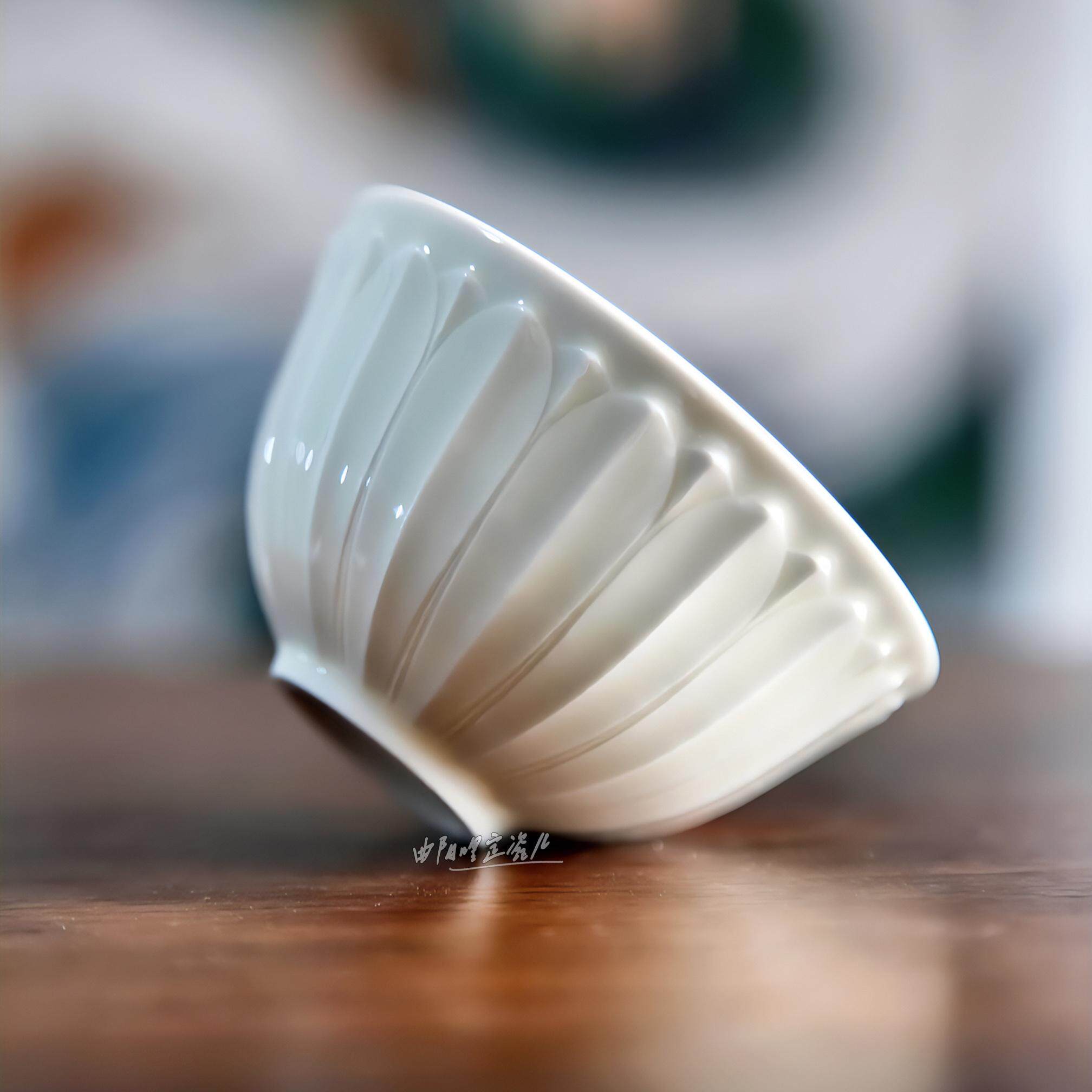 秋鸿定瓷茶具高温白瓷莲纹主人杯图片
