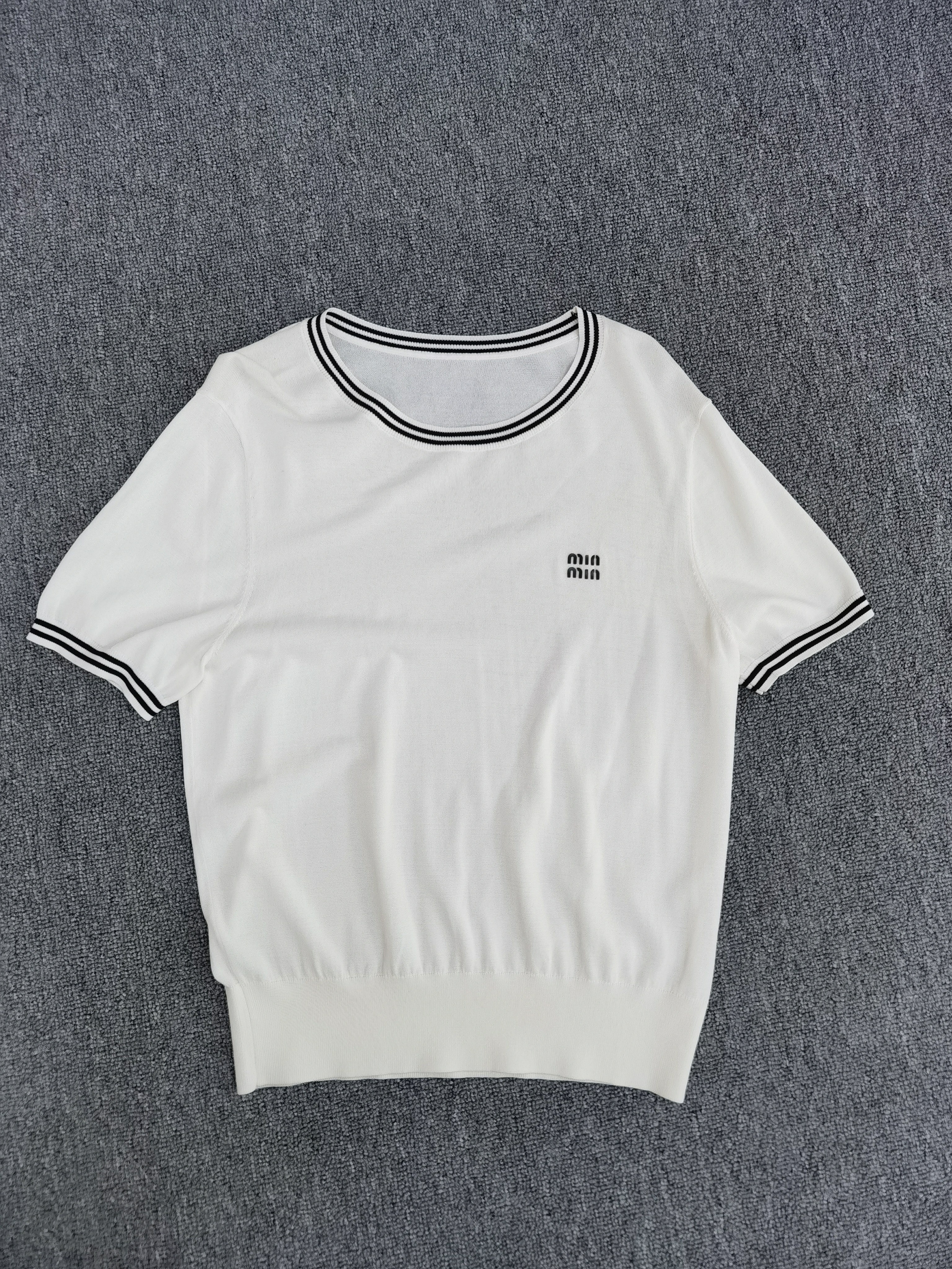 井美坊2026夏季新款针织衫上衣短袖薄款圆领套头刺绣时尚爆女款