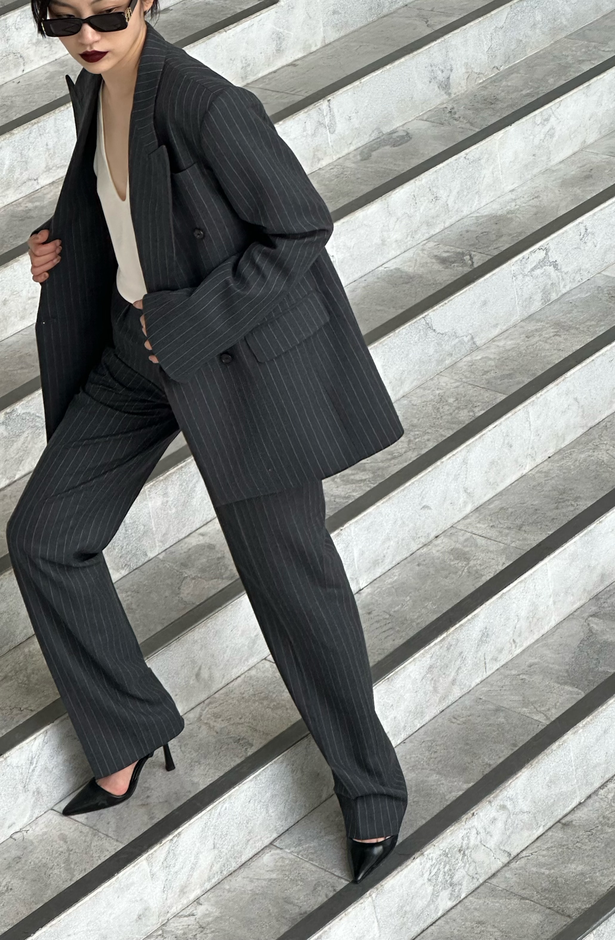 条纹超短款廓形精纺灰色西服气质