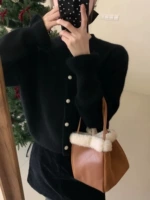 Черная шерсть енота