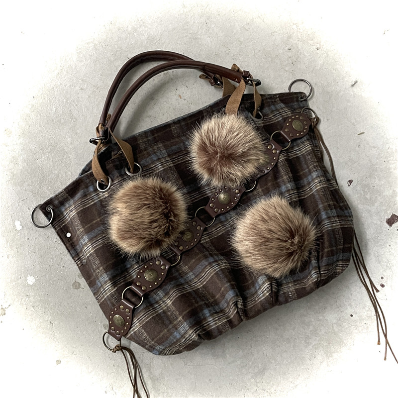 日光欲原创格纹托特包秋冬毛球Y2K大容量通勤小众学生手提斜挎包,箱包皮具/热销女包/男包,托特包,淘宝优惠券,粉丝福利购,淘宝优惠卷