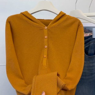 高级感橙黄色连帽针织衫女2025秋冬季小众纯色宽松显瘦帽衫上衣潮