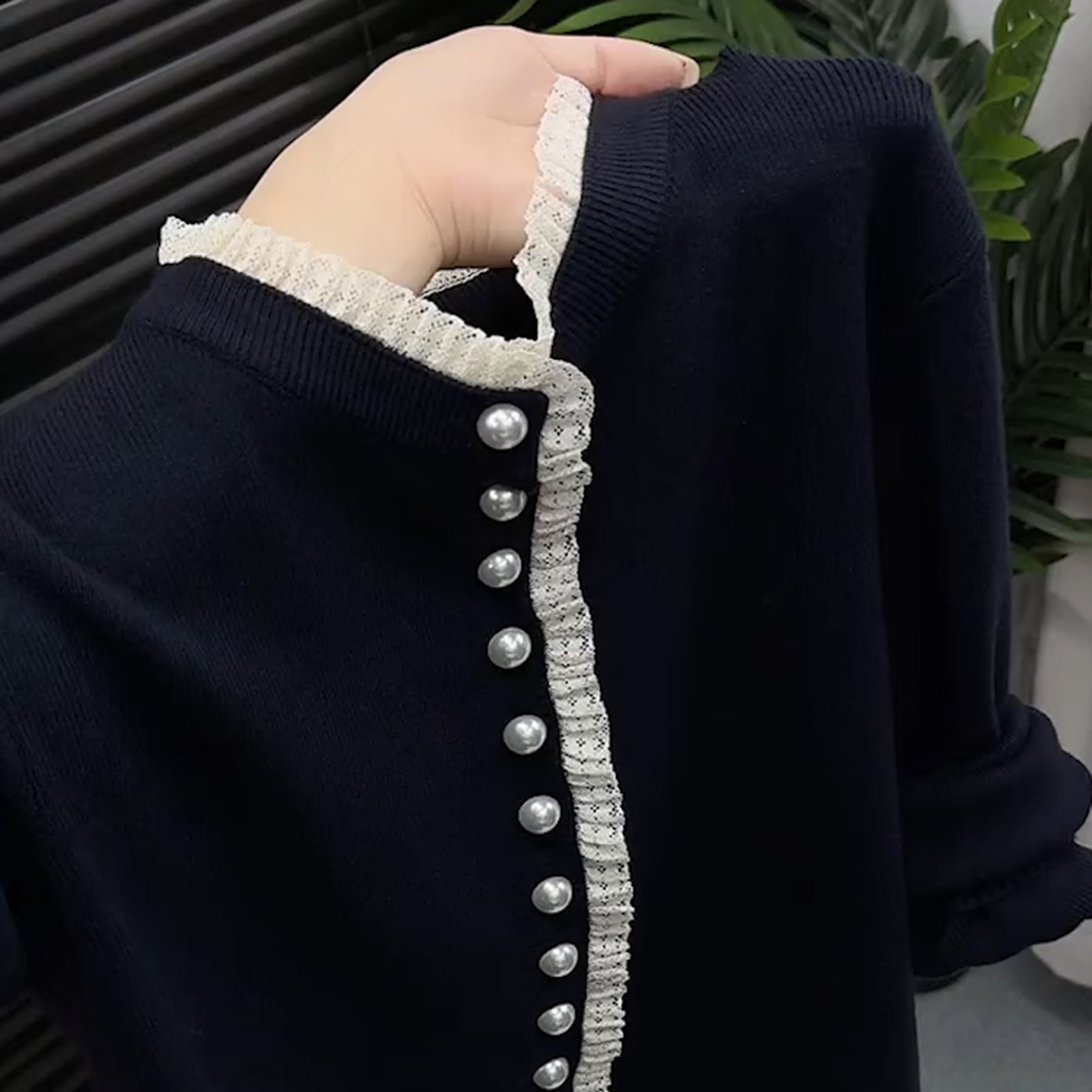 秋冬季新款蕾丝拼接珍珠扣针织衫