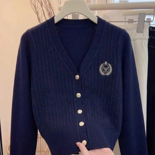 藏蓝色收要毛衣外套 女秋冬款 洋气时尚 学院风徽章刺绣v领针织开衫