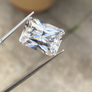 12x16x9.5mm全净满火彩 实验室人工培育白色蓝宝石雷迪恩切工18ct