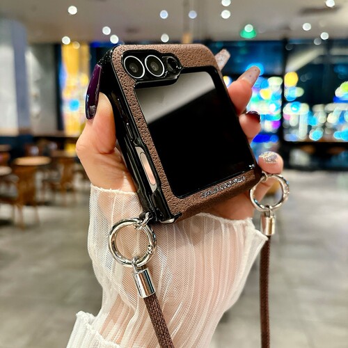 适用三星zflip7手机壳新款z flip6/5月坑纹w25w24flip磁吸皮质Galaxyzflip折叠屏zfilp7fe护轴保护套腕带手提