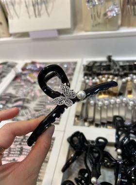 韩国2026年新款Luce家经典水钻蝴蝶精致珍珠大号鲨鱼夹高级感抓夹